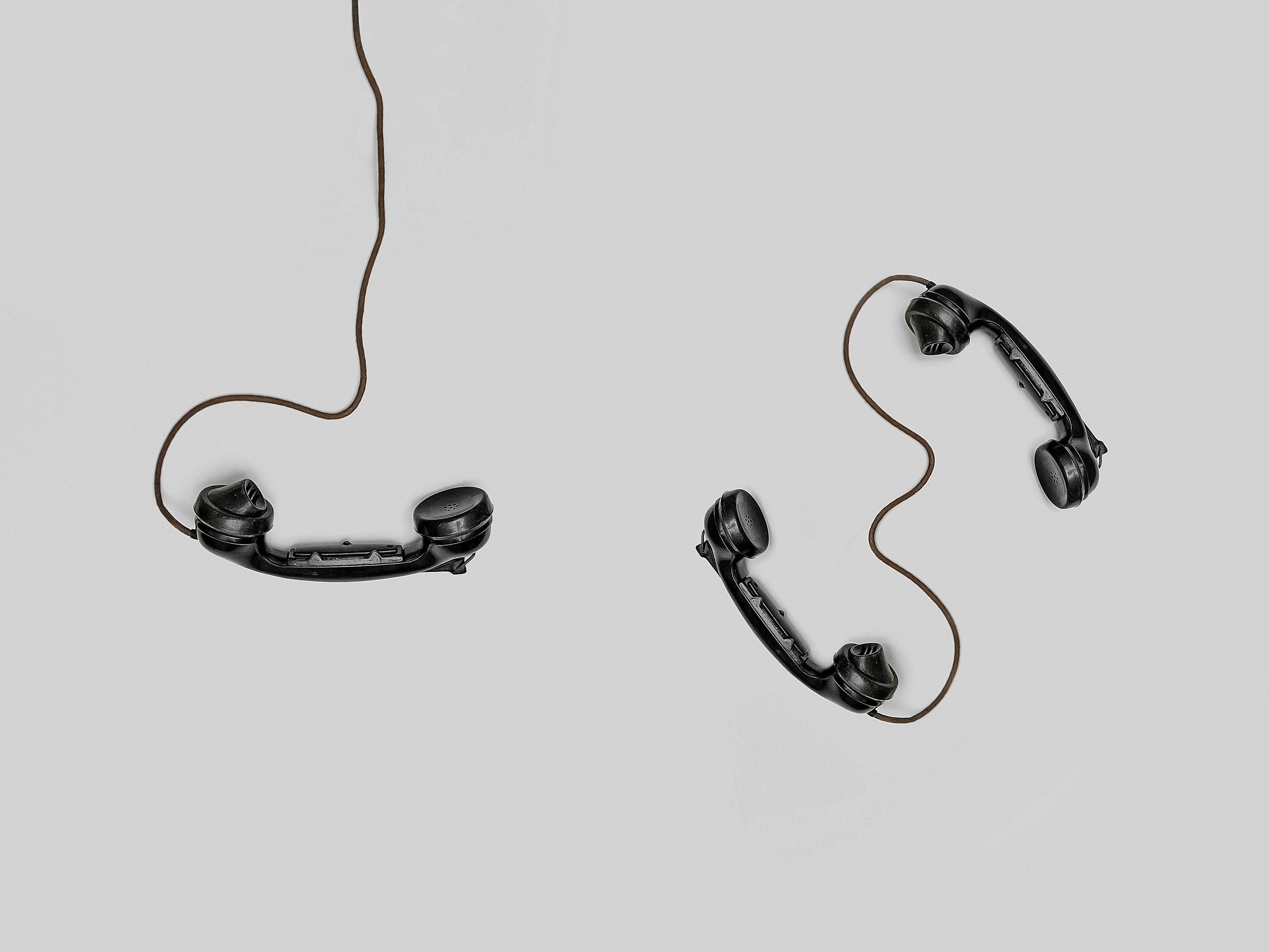 Vintage telefoni na stolu